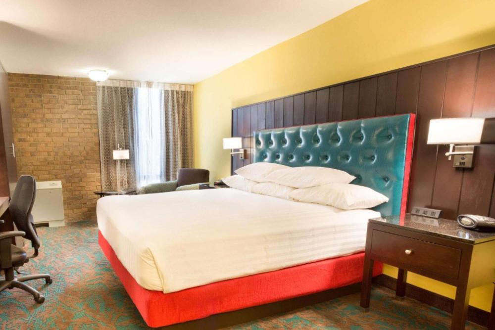 Deluxe King Room - Mobility/Hearing Accessible - Non-Smoking interior
